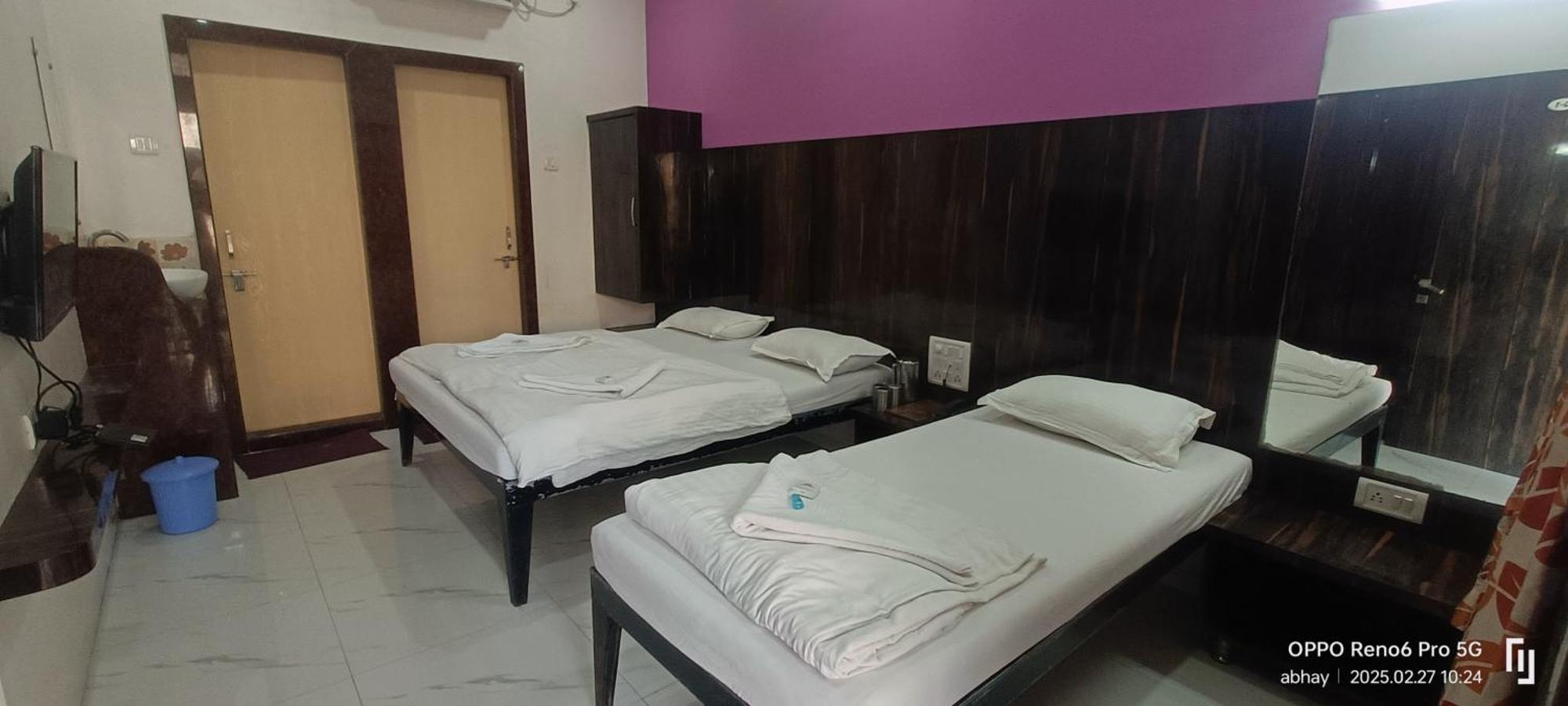 Hotel Yogiraj 쉬르디 외부 사진