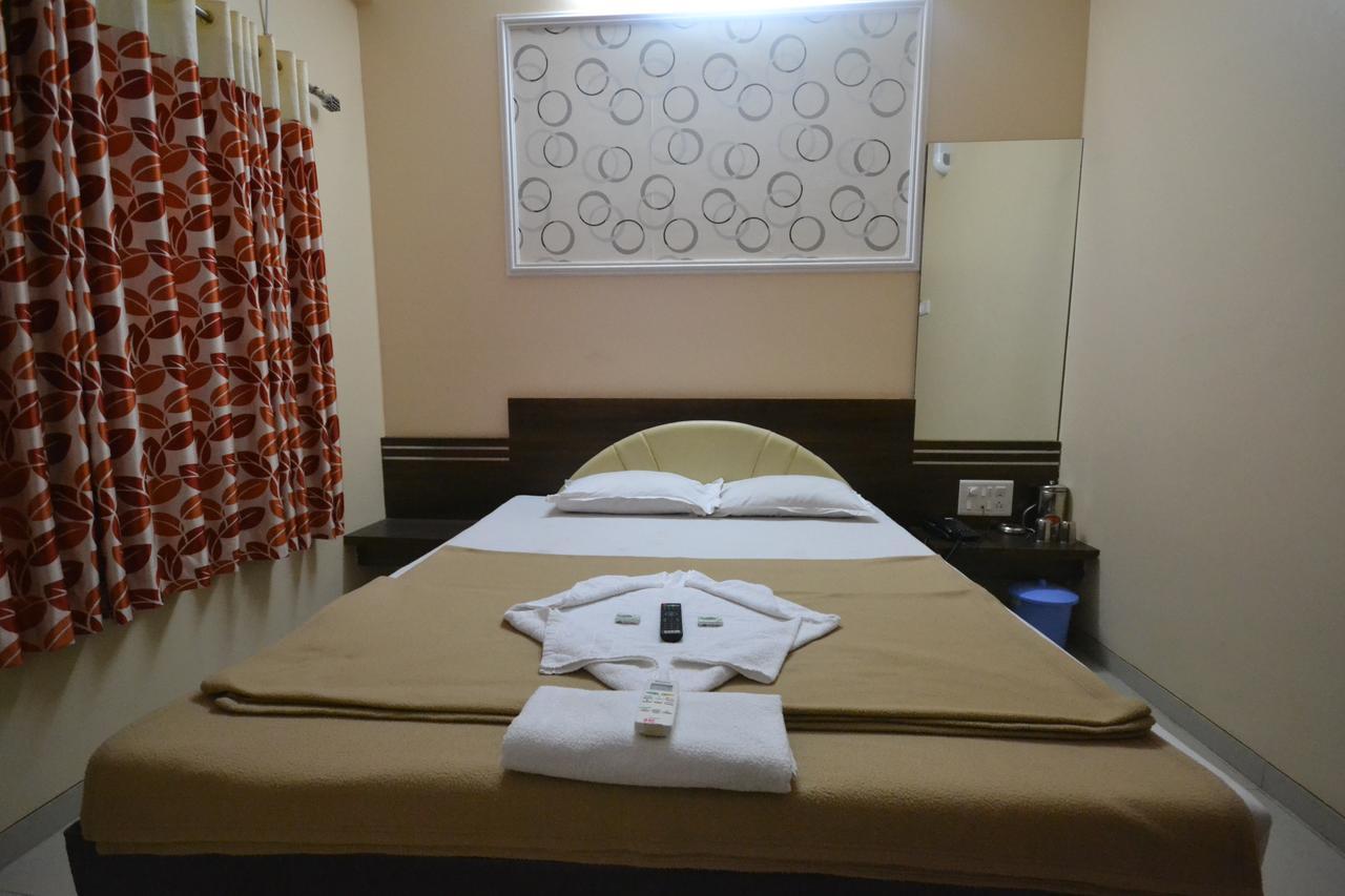Hotel Yogiraj 쉬르디 외부 사진